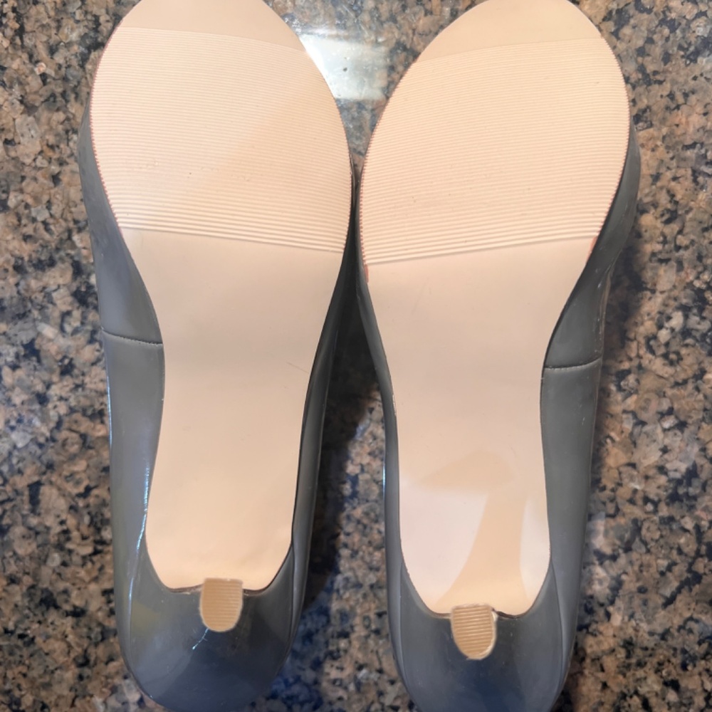 Steve Madden Grey Patent Leather Getta Pump - Size 7.5 - Picture 11 of 11